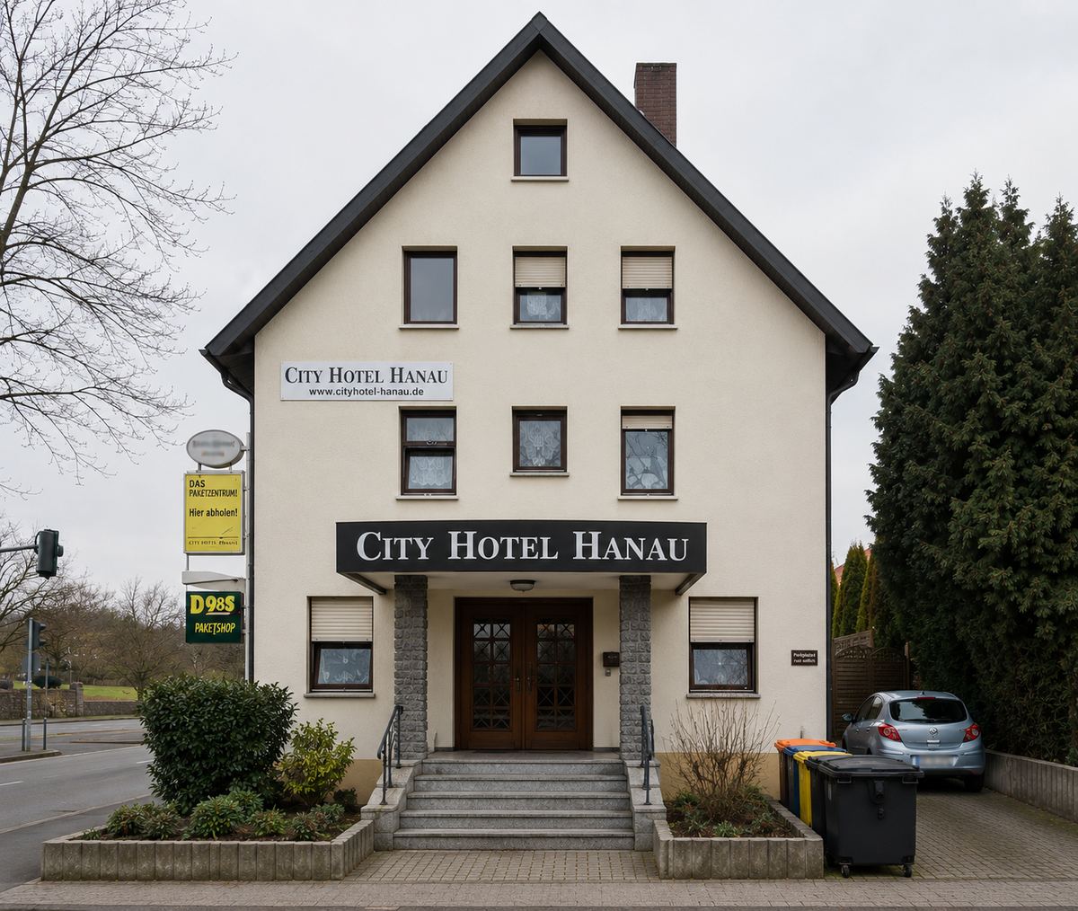 Straßenansicht des City Hotel Hanau mit Eingang und Hotel-Schriftzug an der Fassade